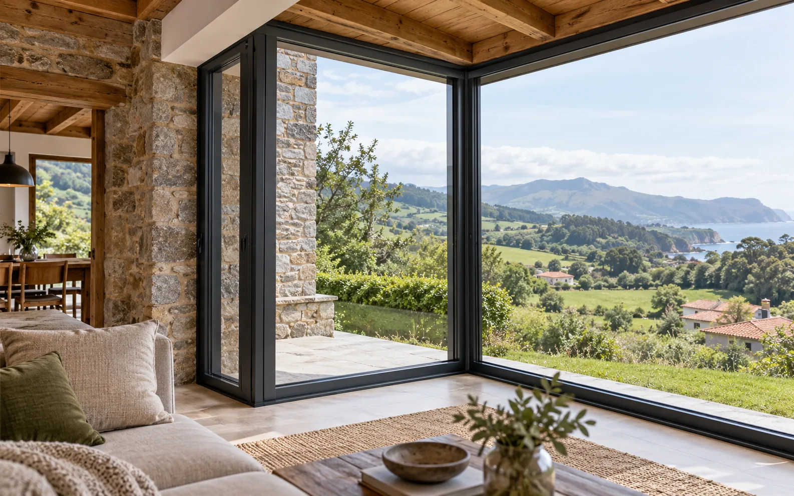 Cerramiento con perfiles de aluminio antracita en una vivienda asturiana