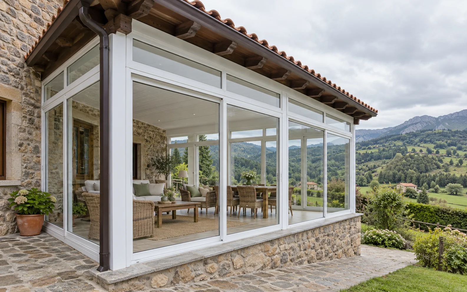 Terraza cerrada con perfiles de PVC en una casa asturiana